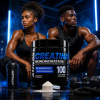 Hombre y mujer de piel negra en un gimnasio junto a un frasco de Creatina Monohidratada Athlon, presentada en un ambiente deportivo y profesional.