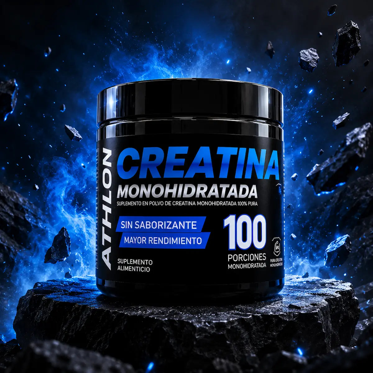 Creatina Monohidratada Athlon sin sabor, presentación de 100 porciones, destacada sobre un fondo deportivo azul con iluminación intensa, disponible en Multimas Online Store.