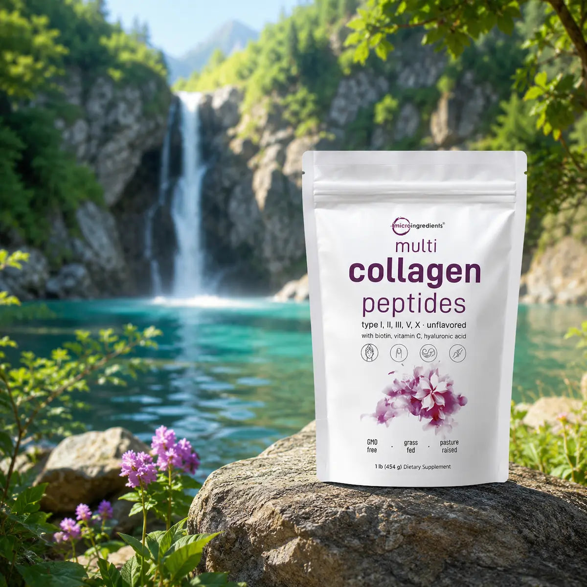 Multi Collagen Peptides de Micro Ingredients sobre una roca frente a un lago cristalino y una cascada, representando pureza, bienestar y nutrición natural.
